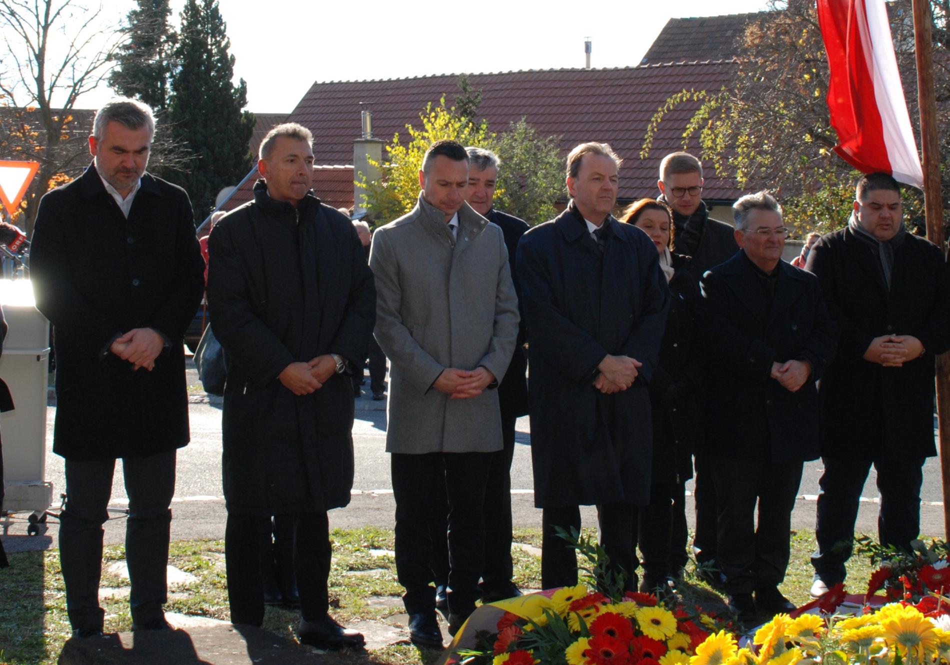 Kranzniederlegung: Landesrat Heinrich Dorner, Christian Klippl, Landtagspräsident Robert Hergovich, 2. Landtagspräsident Walter Temmel, NR-Abg. Nikolaus Berlakovich, Manuela Horvath, LAbg. Patrik Fazekas, Emmerich Gärtner-Horvath, Martin Horvath (v.l.). 