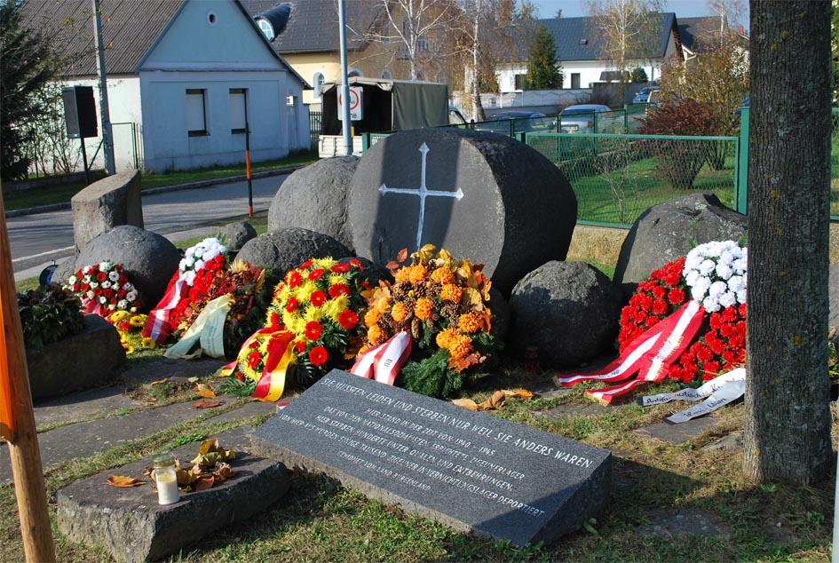 Das Mahnmal wurde vom Architekten Matthias Szauer künstlerich gestaltet.
