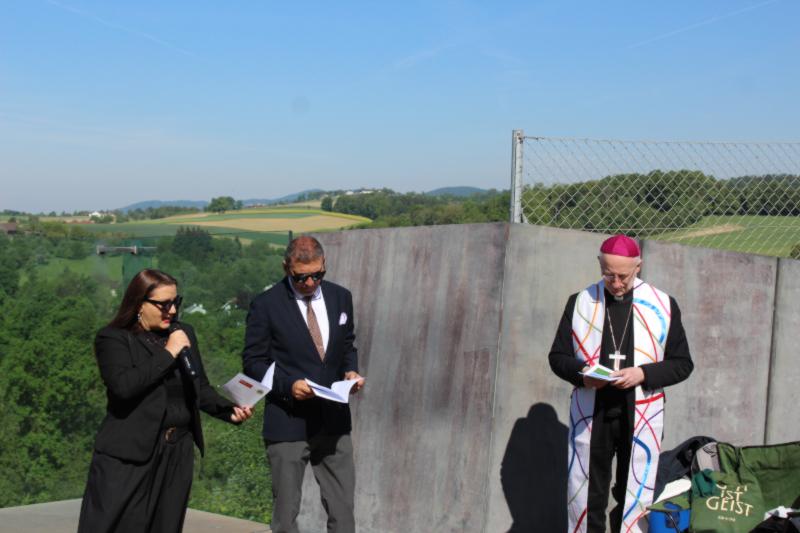 Gedenken an die NS-Opfer der Roma-Volksgruppe: Manuela Horvath, Christian Klippl, Weihbischof Franz Scharl(v.l.).