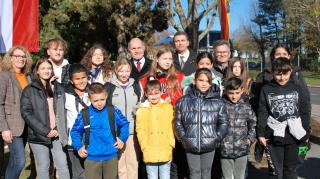 Roma-Kinder und Roma-Jugendliche der Lernbetreuung Verein Roma-Service mit Nationalratspräsident Mag. Wolfgang Sobotka (3. v.r.), Christian Klippl (2. v.r.) und Emmerich Gärtner-Horvath (1. v.r.), hintere Reihe