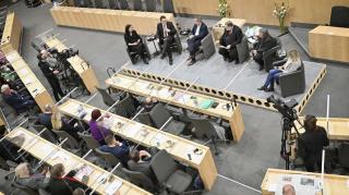 Podiumsdiskussion, von links: Katharina Graf-Janoska, Loránt Vincze, Andreas Sarközi, Gerhard Baumgartner, Emmerich Gärtner-Horvath, Danijela Cicvarić.