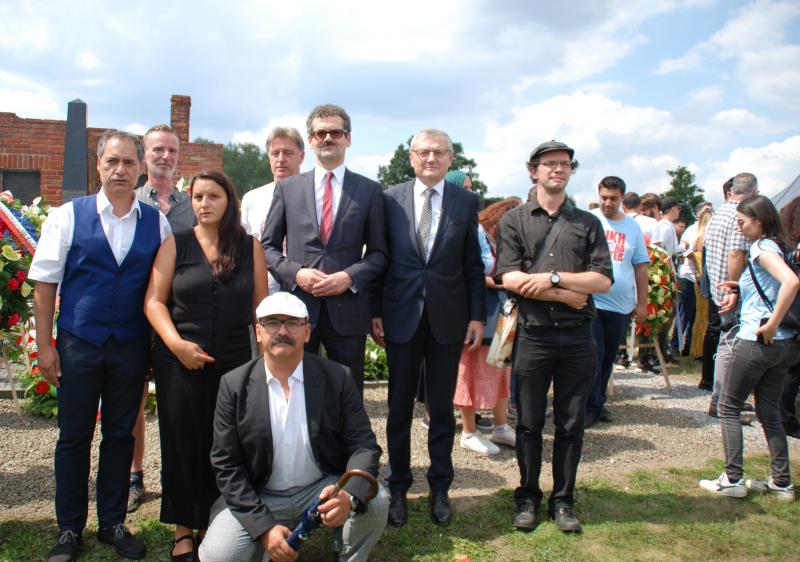 Andreas Sarközi, Hannes Sulzenbacher, Manuela Horvath, Albert Lichtblau, Botschafter Werner Almhofer, Generalkonsul Andrzej Tombinski, Michael Doujak (v.l.). Christian Klippl (kniend).