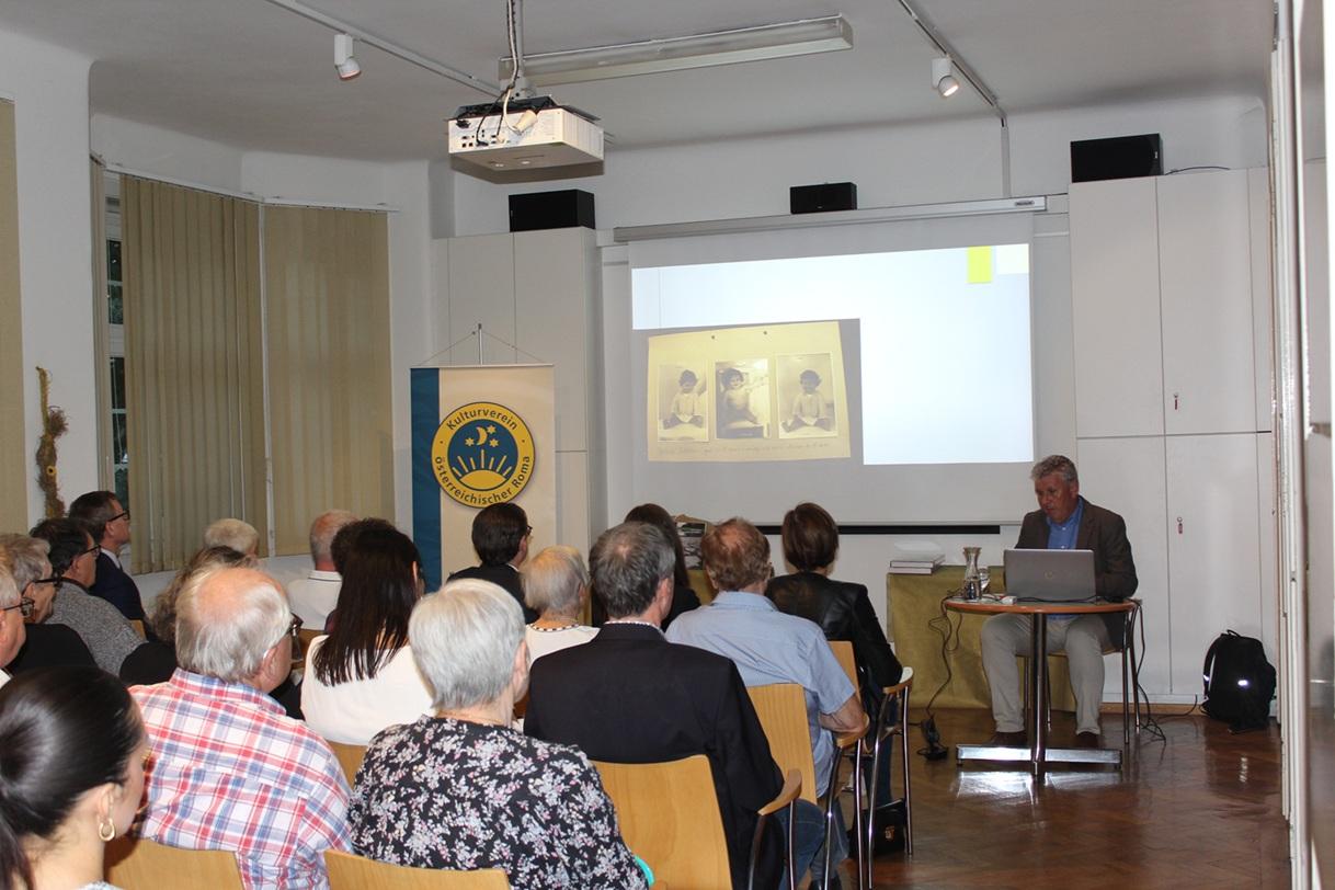 Das Schicksal der Roma und Sinti hatte in der wissenschaftlichen Forschung und der historischen Literatur lange Zeit nur einen geringen Stellenwert.