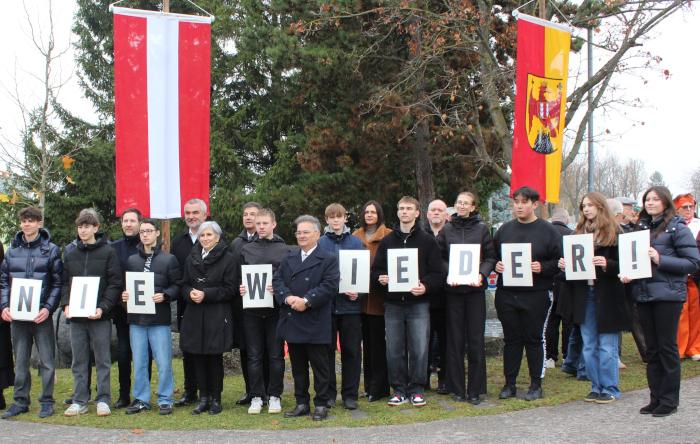 Schülerinnen und Schüler der 6A BORG Oberpullendorf mit Ehrengästen.
