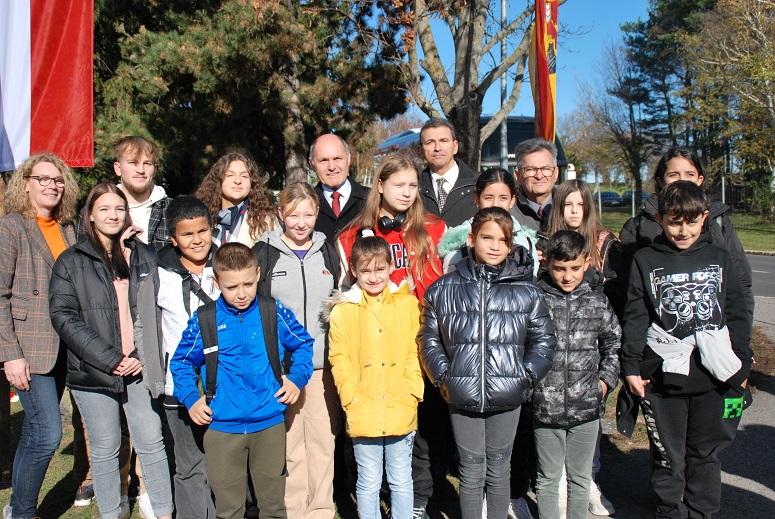 Roma-Kinder und Roma-Jugendliche der Lernbetreuung Verein Roma-Service mit Nationalratspräsident Mag. Wolfgang Sobotka (3. v.r.), Christian Klippl (2. v.r.) und Emmerich Gärtner-Horvath (1. v.r.), hintere Reihe