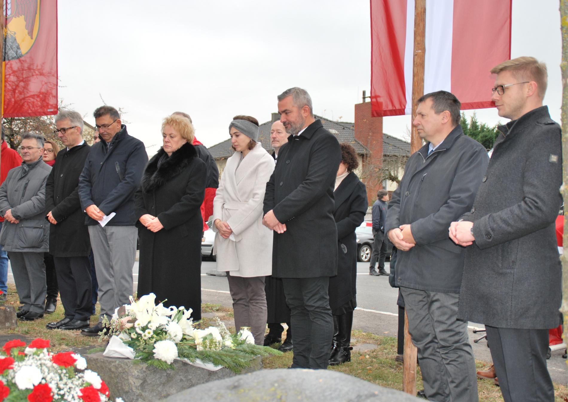 v.l.: Emmerich Gärtner-Horvath, Gesandter Rainer Rudolph, Christian Klippl, Landtagspräsidentin Verena Dunst, BM Alma Zadic, Landesrat Heinrich Dorner, Norbert Cserinko, LAbg. Patrik Fazekas.