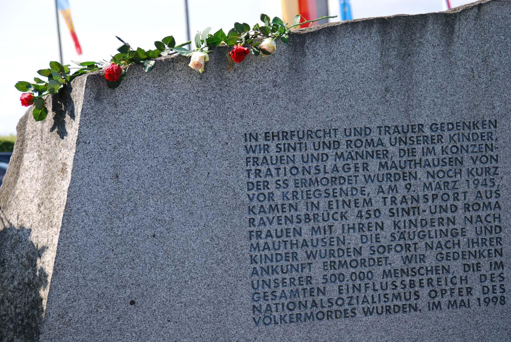 Am 9. Mai 1998 wurde das von Bildhauer Josef Pillhofer gestaltete Mahnmal für Roma und Sinti enthüllt.