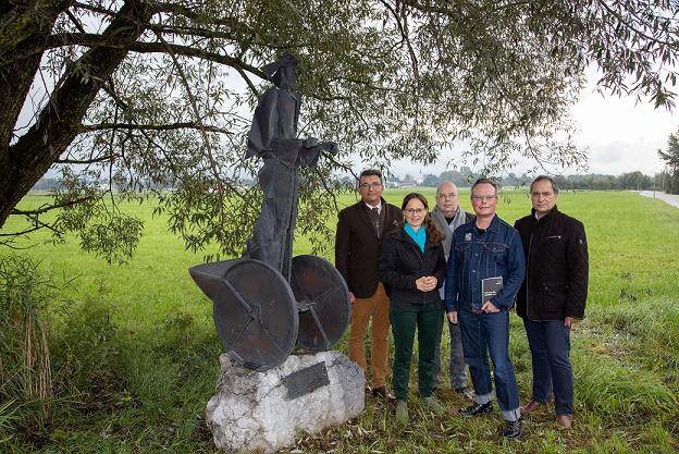 v. li: Christian Klippl (Obmann Kulturverein österreichischer Roma), Stadträtin Martina Berthold, Ludwig Csépai (Archivar Kulturverein österreischischer Roma), Alf Altendorf (Geschäftsführer Radiofabrik), Andreas Sarközi (Geschäftsführer Kulturverein österreichischer Roma).