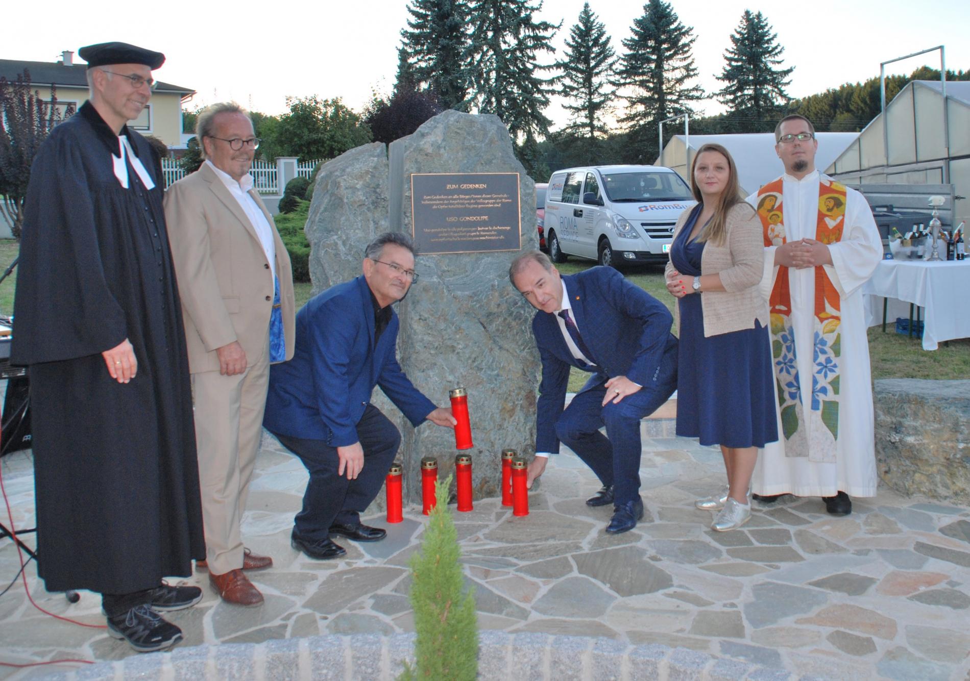 Pfarrer Gerhard Harkam, Bürgermeister Heinz-Peter Krammer, Emmerich Gärtner-Horvath, Landesrat Leonhard Schneemann, Manuela Horvath, Pfarrer Thorsten Carich (v.l.).