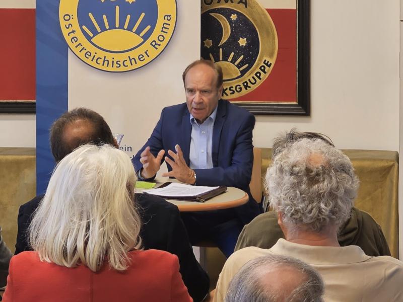 Als Jurist wirkte Kurt Wegscheidler an zahlreichen Gesetzesnovellen im Bereich der Opferfürsorge mit.