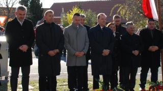 Kranzniederlegung: Landesrat Heinrich Dorner, Christian Klippl, Landtagspräsident Robert Hergovich, 2. Landtagspräsident Walter Temmel, NR-Abg. Nikolaus Berlakovich, Manuela Horvath, LAbg. Patrik Fazekas, Emmerich Gärtner-Horvath, Martin Horvath (v.l.). 