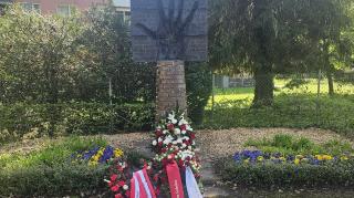 Das Mahnmal wurde vom Salzburger Bildhauer Zoltán Pap gestaltet. Mit seinen Kunstwerken tritt er für Demokratie und Zusammenhalt ein.