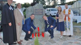 Pfarrer Gerhard Harkam, Bürgermeister Heinz-Peter Krammer, Emmerich Gärtner-Horvath, Landesrat Leonhard Schneemann, Manuela Horvath, Pfarrer Thorsten Carich (v.l.).