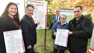 Gemeinderätin Barbara Novak, Wohnbaustadtrat Dr. Michael Ludwig, Helga Sarközi, Bezirksvorsteher Adolf Tiller, Andreas Sarközi (v.l.)