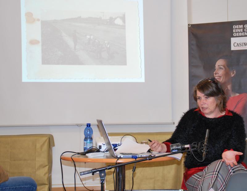 Die Zeithistorikerin Sabine Schweitzer studierte in Wien und Florenz.